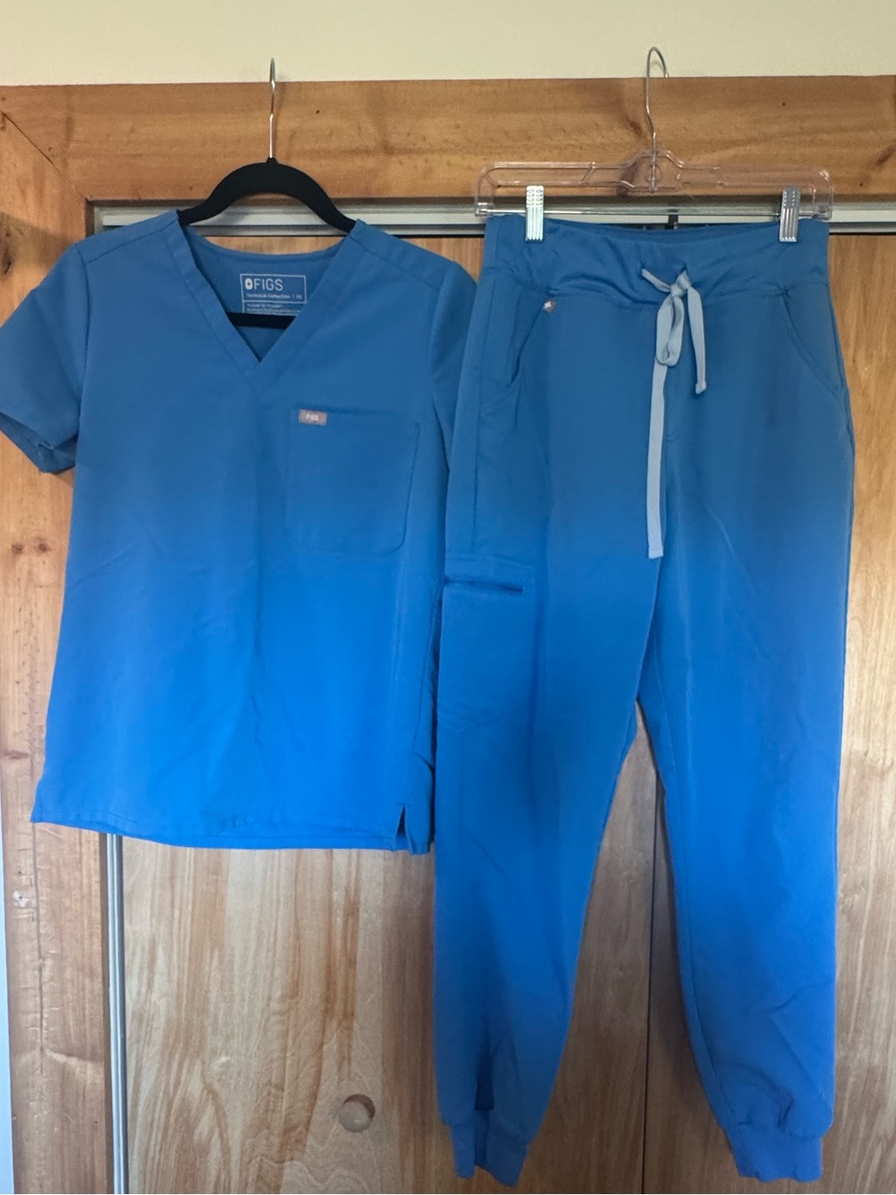 Figs high rise Zamora jogger scrub pant. Catarina top.